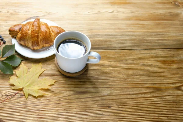 Buena Mañana Otoño Con Croissant Francés Café Hojas Otoño Sobre — Foto de Stock