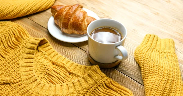 Croissant Manteiga Café Camisola Amarela Malha Fundo Madeira Manhã Ensolarada — Fotografia de Stock