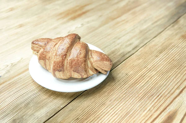 Čerstvý Croissant Misku Dřevěné Pozadí Pohled Shora Kopie Prostor — Stock fotografie