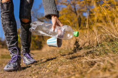 Sokakta orman, gönüllü kavramı temizlik plastik şişe toplama el kadın
