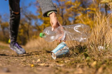 Sokakta orman, gönüllü kavramı temizlik plastik şişe toplama el kadın
