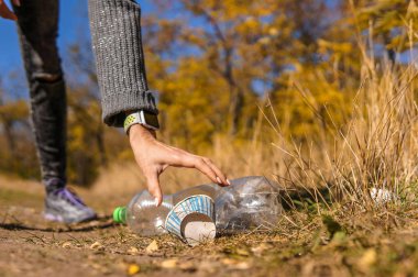 Sokakta orman, gönüllü kavramı temizlik plastik şişe toplama el kadın