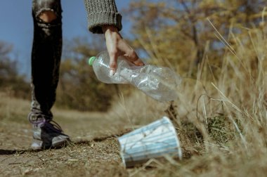 Sokakta orman, gönüllü kavramı temizlik plastik şişe toplama el kadın