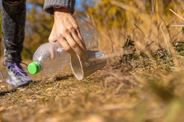 Sokakta orman, gönüllü kavramı temizlik plastik şişe toplama el kadın