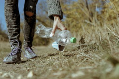 Sokakta orman, gönüllü kavramı temizlik plastik şişe toplama el kadın