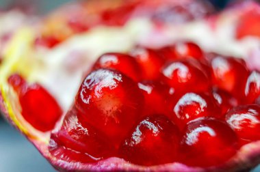 Nar ve sarı sonbahar yaprakları gri masa üstü, portre, ayrıntı