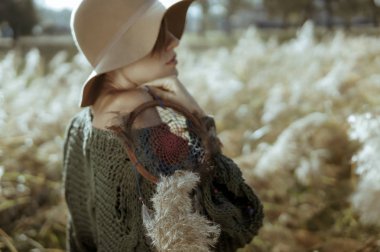 bir elinde açık havada, bir rüya yakalayıcı tutan kadın odaklanmak kuru ciğeri önünde satır