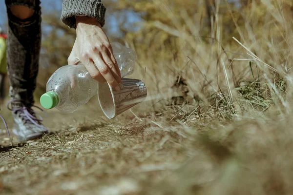 Kobieta Ręka Zbierając Plastikowe Butelki Czyszczenia Ulicy Lesie Koncepcja Wolontariuszy — Zdjęcie stockowe
