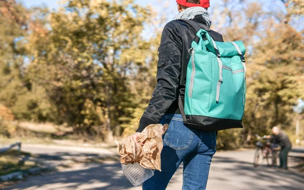 Hand Kvinna Plocka Upp Plast Flaska Rengöring Gatan Skogen Volontär — Stockfoto