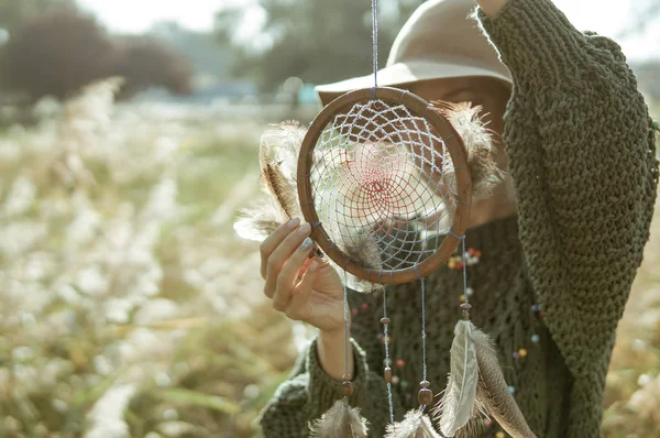 Beautiful Woman Wearing Hat Boho Outfit Holding Dream Catcher Sunny — Stock Photo, Image