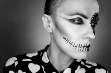 Cadılar Bayramı. Parlak siyah Cadılar Bayramı izole makyaj ovee siyah arka plan, film etkisi ile güzel kadın