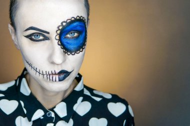 Cadılar Bayramı. Parlak siyah Cadılar Bayramı makyaj ile güzel kadın 