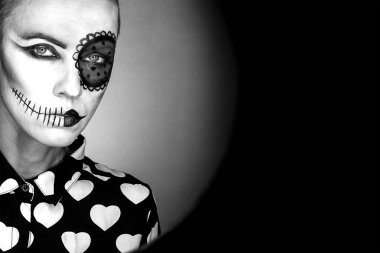 Cadılar Bayramı. Parlak siyah Cadılar Bayramı izole makyaj ovee siyah arka plan, film etkisi ile güzel kadın