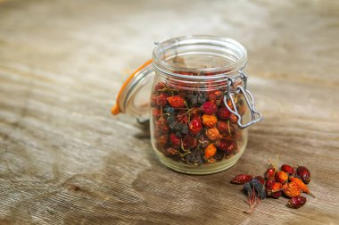 Şişe kuru güllü. Kurutulmuş vitaminler kavramı