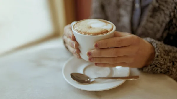 Mulher Mão Segurando Café Quente Unhas Corações Pequenos — Fotografia de Stock