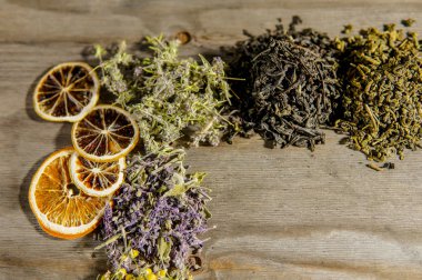 Geleneksel çay drinknig kavramı, çeşitli ahşap arka plan üzerinde farklı çay