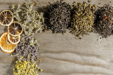 Geleneksel çay drinknig kavramı, çeşitli ahşap arka plan üzerinde farklı çay