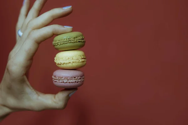 Macarrón Francés Mano Mujer Sobre Fondo Oscuro Estilo Vintage —  Fotos de Stock