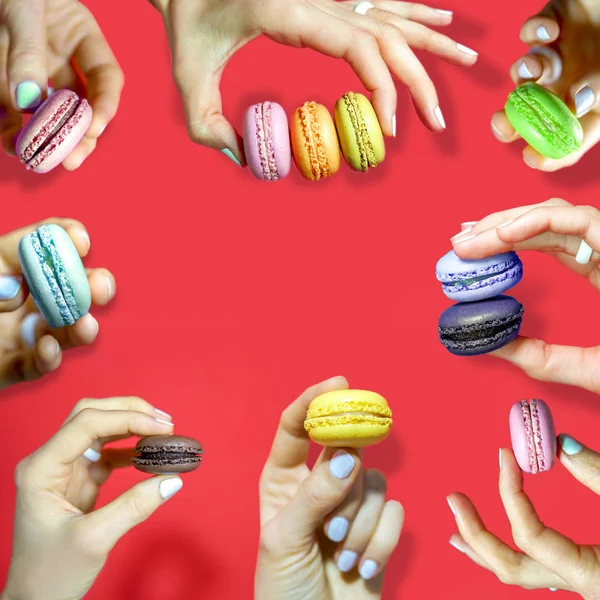 Macaroons Franceses Coloridos Mãos Mulher Isolados Sobre Fundo Vermelho Com — Fotografia de Stock