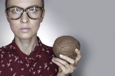 Çift cinsiyetli olan kadın holding Hindistan cevizi görünüyor 