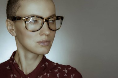 Yana doğru bakarak, görüntü tonda karışım cinsiyet ile güzel kadın