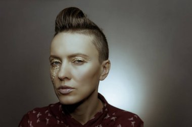 Karışım cinsiyet yana doğru seyir ile güzel kadın