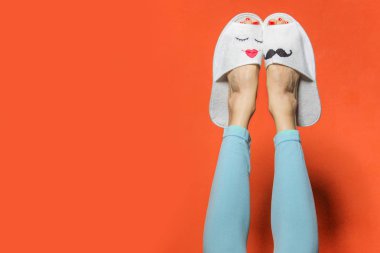 Aşk kavramı kırmızı bir arka plan üzerinde genç çift