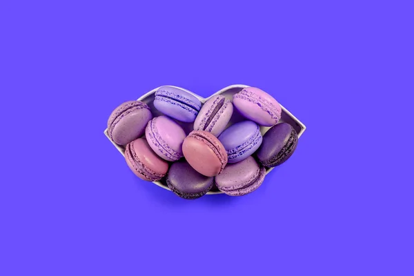 紫の背景に分離したベリーのマカロン フランスの概念からの愛で フランスの甘いキス — ストック写真