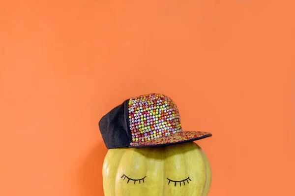 Punmpkin Con Una Gorra Sobre Fondo Naranja Cara Divertida Con —  Fotos de Stock