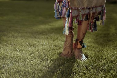 Açık havada etnik etek giyen performans dans, kadın kıyafeti