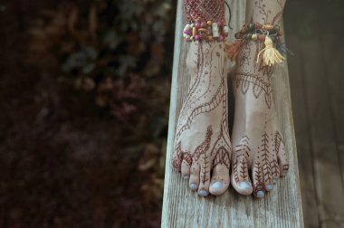 Kına dövme tasarım ayak üzerinde. Bir vücut parçası boyalı güzel Hint mehendi süsler