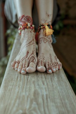 Kına dövme tasarım ayak üzerinde. Bir vücut parçası boyalı güzel Hint mehendi süsler
