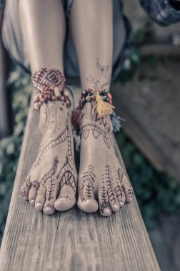 Kına dövme tasarım ayak üzerinde. Güzel Hint mehendi süsler tonlu görüntü vücut parçası boyalı