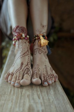 Kına dövme tasarım ayak üzerinde. Bir vücut parçası boyalı güzel Hint mehendi süsler
