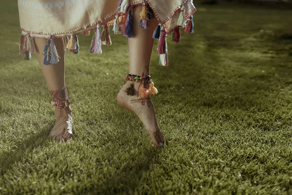 Woman Dancing Performing Outdoors Wearing Ethnic Skirt Outfit — Stock Photo, Image