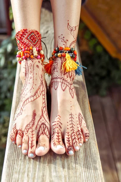 Design Tatuagem Hena Nas Pernas Bela Indiana Mehendi Ornamentos Pintados — Fotografia de Stock