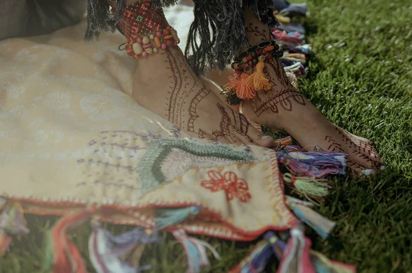 Kadın Bir Güneşli Çayır Ayrıntı Kına Dövme Çıplak Ayakla Odak — Stok fotoğraf