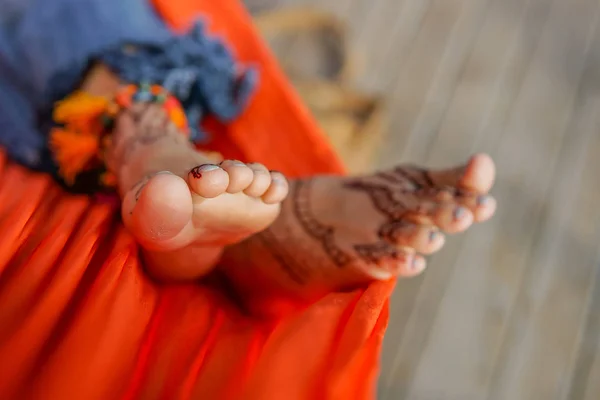 Relaxar Rede Pernas Femininas Bonitas Com Mehendi Pés Foco Dedos — Fotografia de Stock