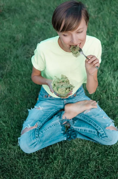 Portret Kaukaski Kobieta Jedzenie Sałatka Siedzi Zielonej Trawie Naturalnego Tła — Zdjęcie stockowe