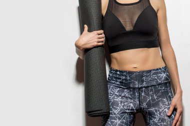 Genç uygun kadın yoga mat ile sportif ve güzel vücudu