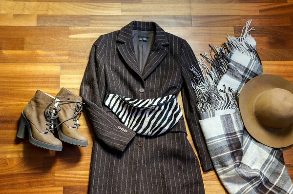 ウールのコート ベルト バッグ スカーフ 革のブーツで秋のファッションの服 到着すると秋のコンセプト — ストック写真