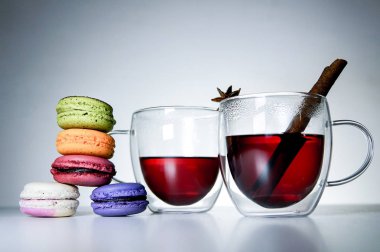 Macaroons ve iki bardak çay tarçın ile yapılan Eyfel Kulesi