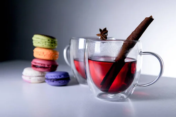 Torre Eiffel Feita Macaroons Duas Xícaras Chá Com Canela — Fotografia de Stock