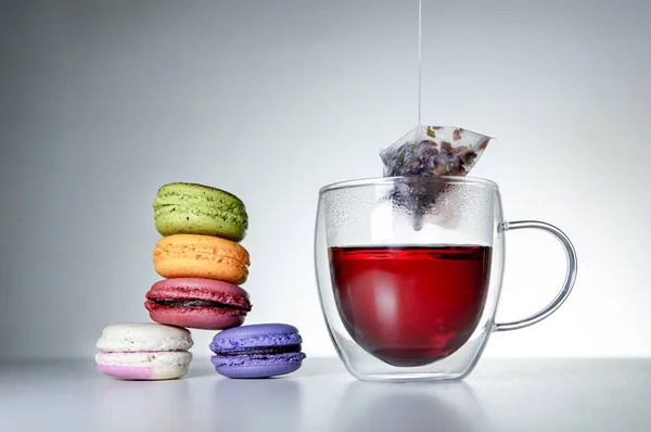 Torre Eiffel Feita Macaroons Duas Xícaras Chá Com Canela — Fotografia de Stock