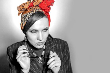 Şal, siyah ve kırmızı başörtüsü ile beyaz kadın moda