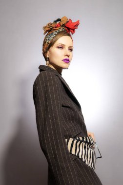 Sonbahar moda. Model şık şık kıyafet, Glamour Sunglass, baş eşarp, çanta kemer