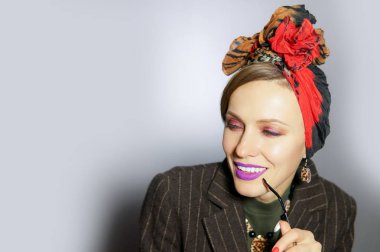 Sonbahar ya da ilkbahar kıyafeti giymiş güzel kadın. moda bakmak, başörtüsü, ceket ve güneş gözlüğü