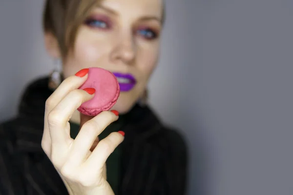 Hermosa Mujer Con Una Manicura Roja Macarrón —  Fotos de Stock