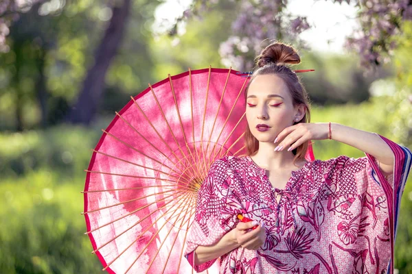 Mooie Vrouw Japanse Park Dragen Kimono Bedrijf Paraplu — Stockfoto
