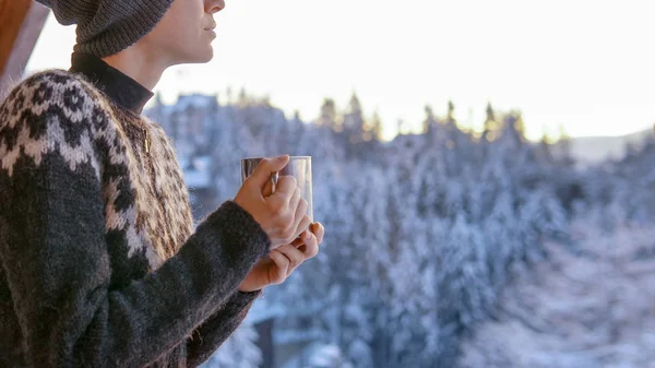 Jonge Vrouw Drinknig Koffie Met Uitzicht Het Berglandschap Van Winter — Stockfoto